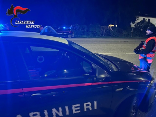 Anziana cammina disorientata di notte lungo la strada: soccorsa dai Carabinieri a San Giorgio Bigarello