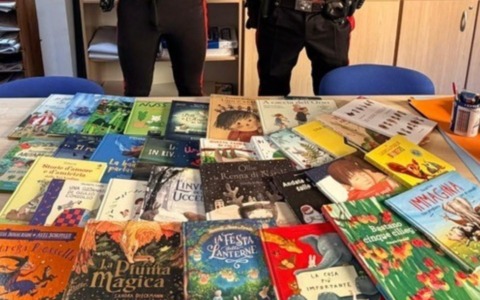 Dalla scuola dell’infanzia spariscono i libri: denunciata la cuoca, li rivendeva online