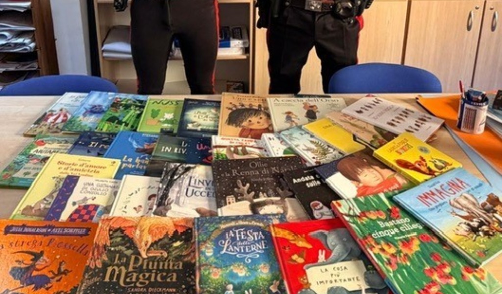 Dalla scuola dell’infanzia spariscono i libri: denunciata la cuoca, li rivendeva online