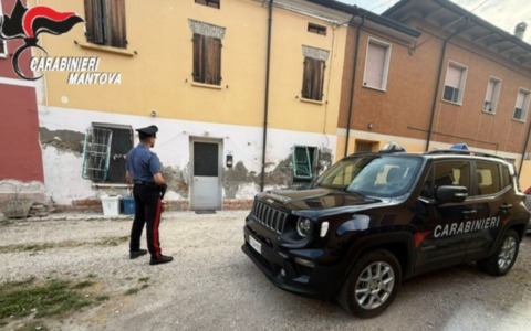 Furia nella notte a Moglia: accusa il fratello di molestie alla moglie e lo accoltella davanti ai Carabinieri