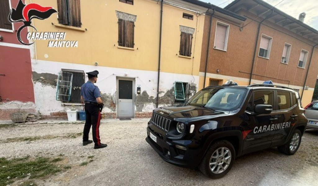 Furia nella notte a Moglia: accusa il fratello di molestie alla moglie e lo accoltella davanti ai Carabinieri