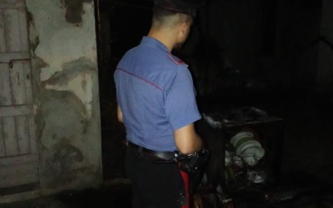 La lavastoviglie va in corto circuito e scoppia un incendio in cucina: anziano 89enne trasportato in ospedale