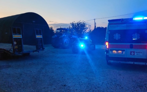 Incidente nei campi a Sermide: operaio 21enne travolto da un rimorchio agricolo