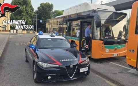 Lancia un sasso contro un autobus di linea e rompe un finestrino: denunciata una 44enne