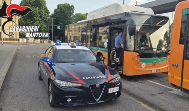 Lancia un sasso contro un autobus di linea e rompe un finestrino: denunciata una 44enne