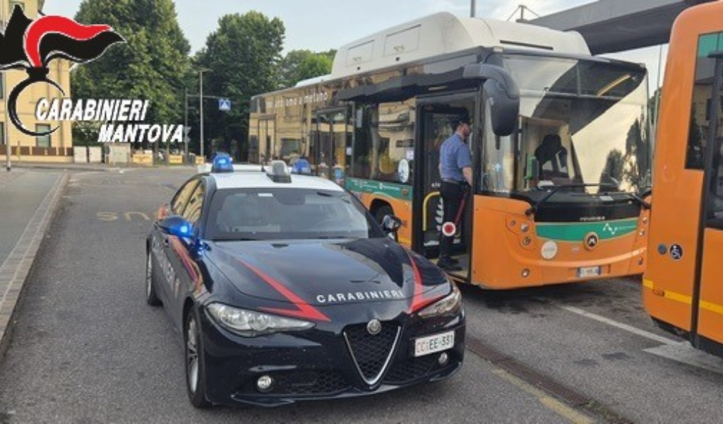 Lancia un sasso contro un autobus di linea e rompe un finestrino: denunciata una 44enne