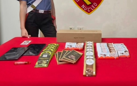 Furti seriali nei supermercati e nelle tabaccherie: sgominata banda di ladri di cioccolata e sigarette
