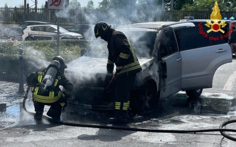 Auto in fiamme vicino a Porta Molina a Mantova: conducente in salvo