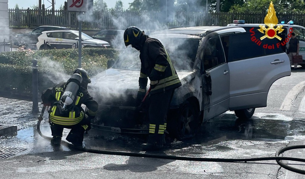 Auto in fiamme vicino a Porta Molina a Mantova: conducente in salvo