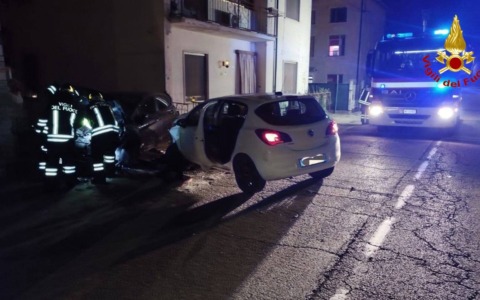 Finisce contro un’abitazione dopo lo scontro con auto in sosta
