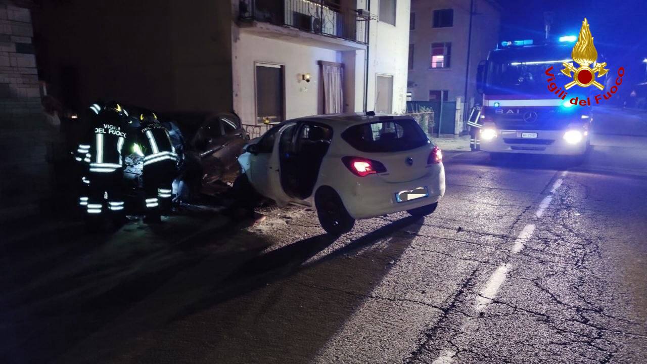 Finisce contro un’abitazione dopo lo scontro con auto in sosta