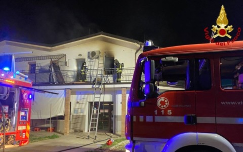 Incendio nella notte a Borgo Mantovano: 54enne trovato morto nell’appartamento in fiamme