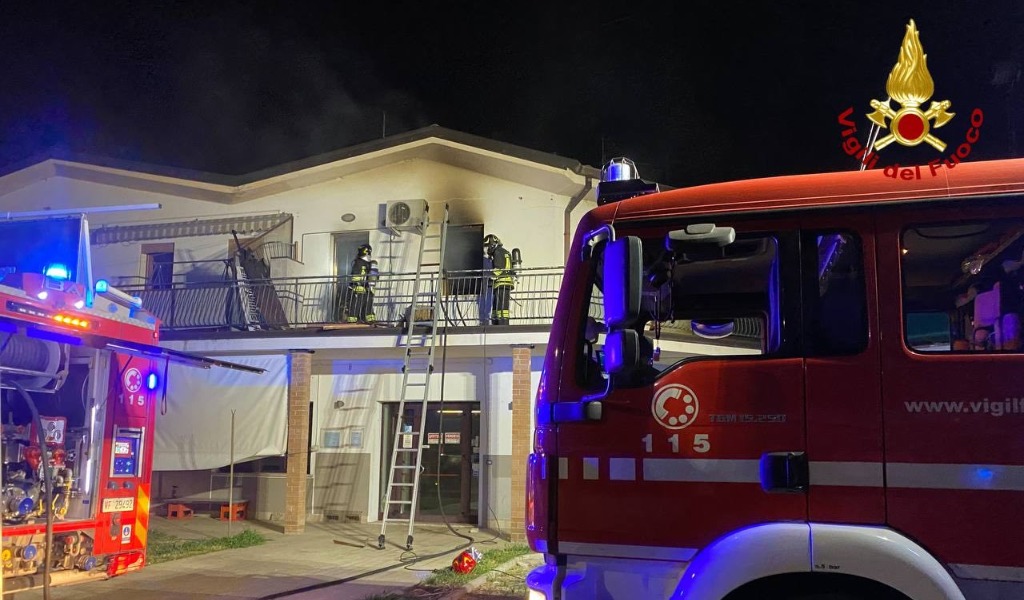Incendio nella notte a Borgo Mantovano: 54enne trovato morto nell’appartamento in fiamme