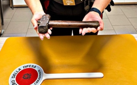 Minaccia i clienti di un bar con una mazza da muratore, fermato dai Carabinieri