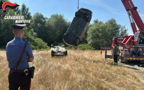 Il Po in secca restituisce due automobili: scatta il giallo delle targhe clonate