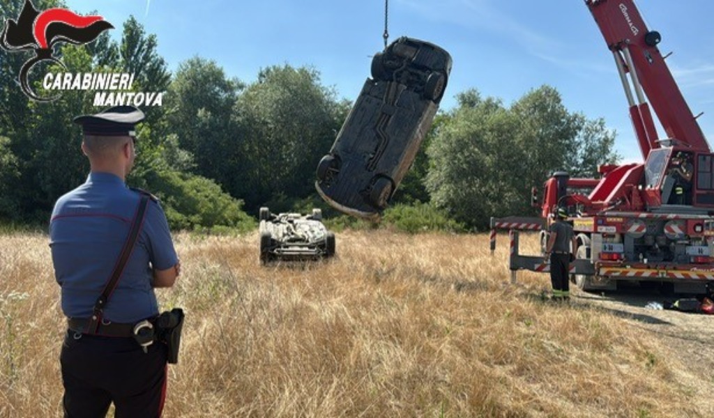 Il Po in secca restituisce due automobili: scatta il giallo delle targhe clonate