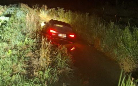 Sente i ladri in casa e fa scattare l’allarme: malviventi in fuga finiscono con l’auto nel canale