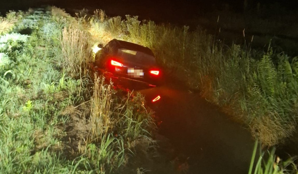 Sente i ladri in casa e fa scattare l’allarme: malviventi in fuga finiscono con l’auto nel canale