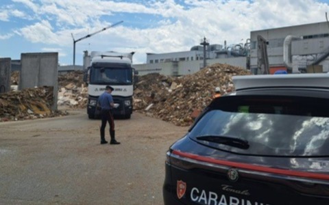 Incidente sul lavoro alla Saviola di Viadana: autotrasportatore cade durante lo scarico di legname