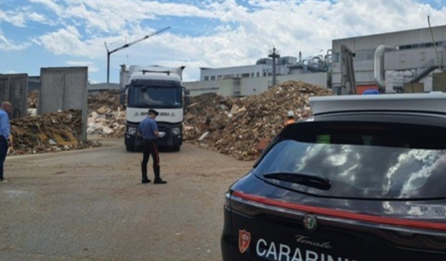 Incidente sul lavoro alla Saviola di Viadana: autotrasportatore cade durante lo scarico di legname