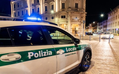 Lancia sassi in piazza e minaccia di morte un giovane, 39enne denunciato dalla Polizia Locale