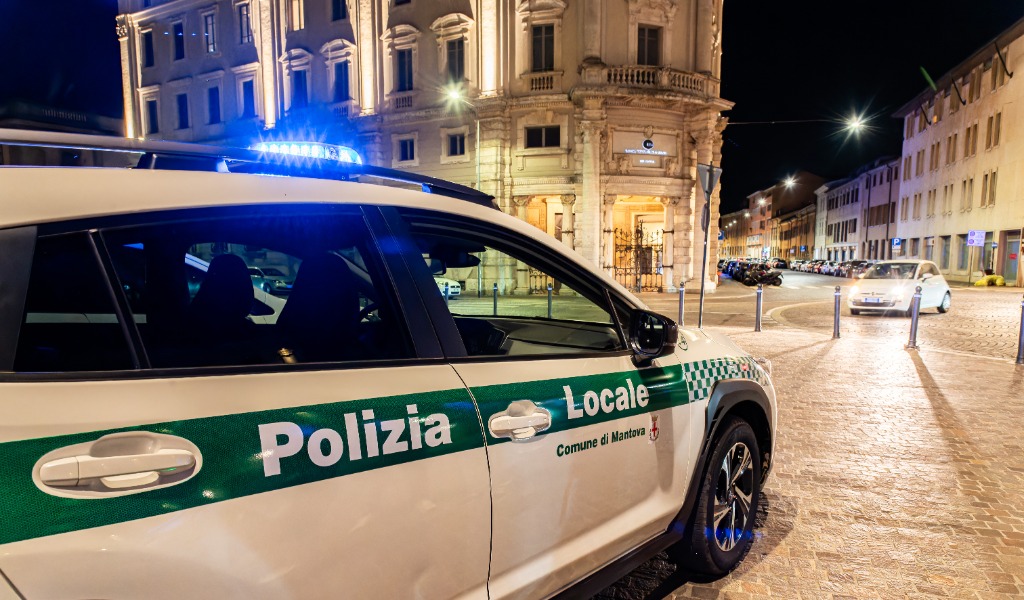 Lancia sassi in piazza e minaccia di morte un giovane, 39enne denunciato dalla Polizia Locale
