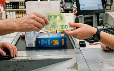 Acquista prodotti in tre negozi con banconote false da 100 euro, 41enne beccato