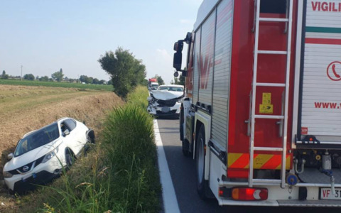 Auto esce di strada ad Asola dopo un tamponamento, coinvolte tre persone