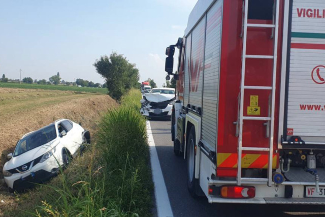 Auto esce di strada ad Asola dopo un tamponamento, coinvolte tre persone