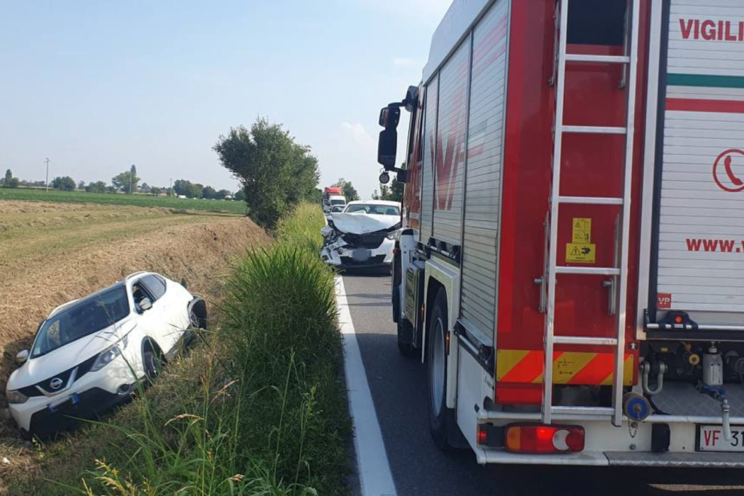 Auto esce di strada ad Asola dopo un tamponamento, coinvolte tre persone
