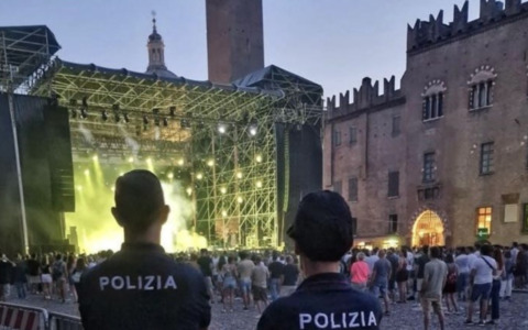 Caos al concerto dei Pet Shop Boys: sventola una grande bandiera poi aggredisce agenti e spettatori