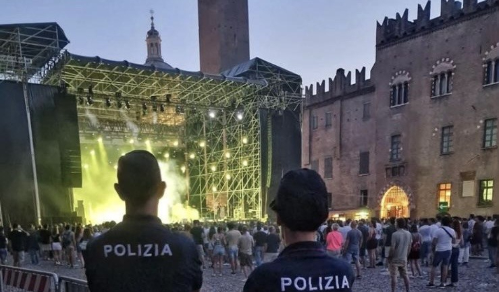 Caos al concerto dei Pet Shop Boys: sventola una grande bandiera poi aggredisce agenti e spettatori