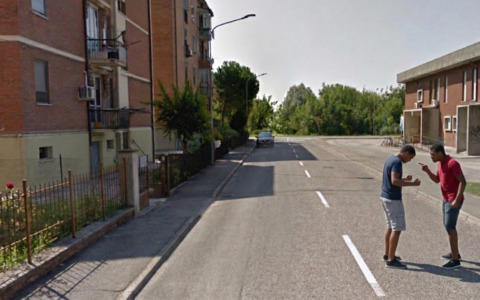 Fratelli litigano per la droga in strada a Mantova: dosi di hashish sequestrate, 33enne denunciato