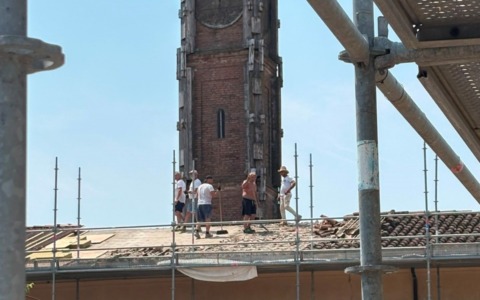 Al lavoro nonostante il divieto per il caldo: cinque operai sul tetto a 38 gradi, scatta il blitz a Gonzaga
