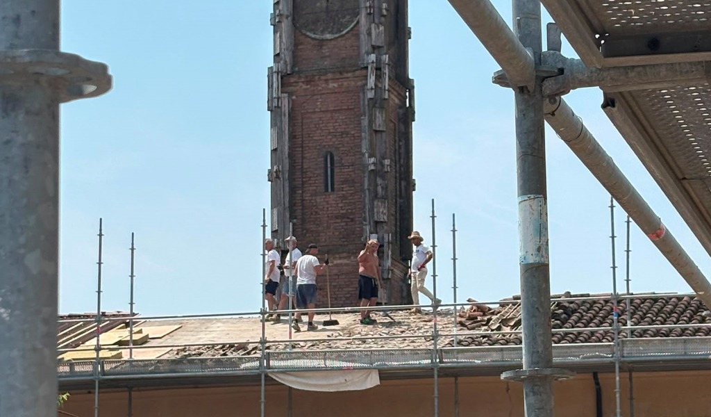 Al lavoro nonostante il divieto per il caldo: cinque operai sul tetto a 38 gradi, scatta il blitz a Gonzaga