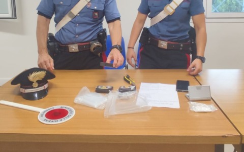 Dalla lite in famiglia alle manette: 20enne tradito dall’odore di hashish nella sua cameretta