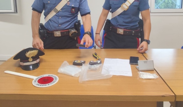 Dalla lite in famiglia alle manette: 20enne tradito dall’odore di hashish nella sua cameretta