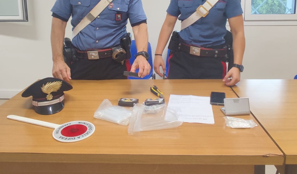 Dalla lite in famiglia alle manette: 20enne tradito dall’odore di hashish nella sua cameretta