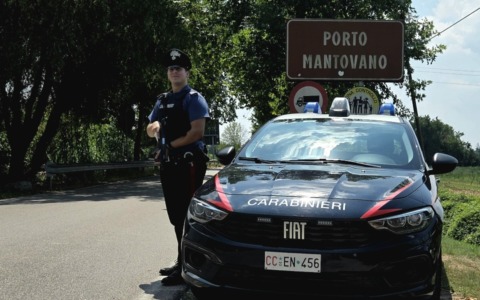 Si denuda in strada davanti ai passanti: denunciato 51enne a Porto Mantovano