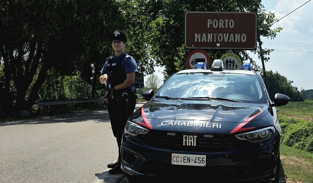 Si denuda in strada davanti ai passanti: denunciato 51enne a Porto Mantovano