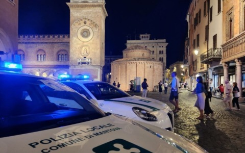 Tensione in centro storico a Mantova: blitz della Polizia Locale evita una rissa