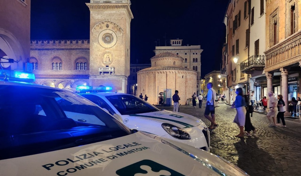 Tensione in centro storico a Mantova: blitz della Polizia Locale evita una rissa