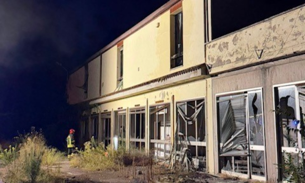 Incendio a Mantova, divampano le fiamme in una ex ditta ora ritrovo di senzatetto