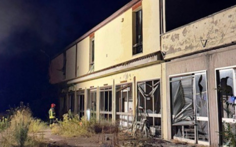 Incendio a Mantova, divampano le fiamme in una ex ditta ora ritrovo di senzatetto