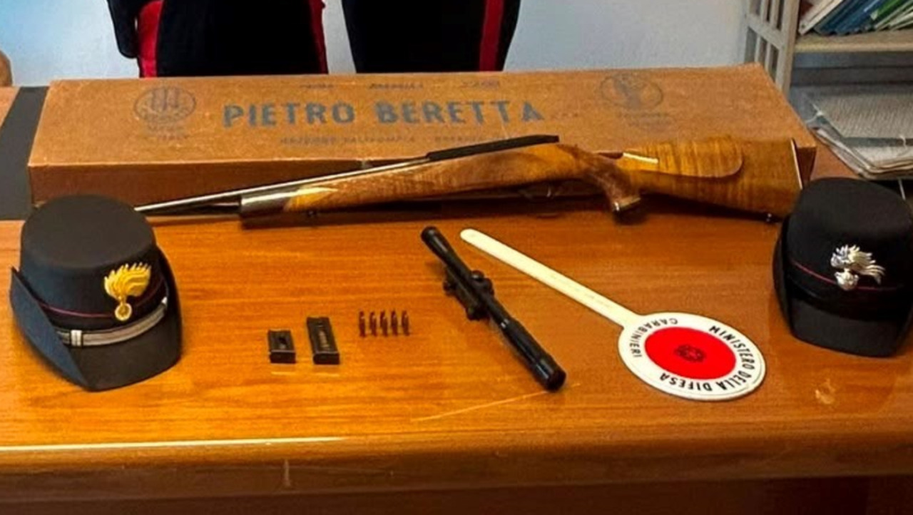 Nasconde carabina e munizioni illegali in casa a Ostiglia, 77enne denunciato