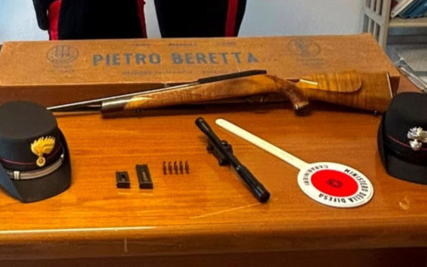 Nasconde carabina e munizioni illegali in casa a Ostiglia, 77enne denunciato