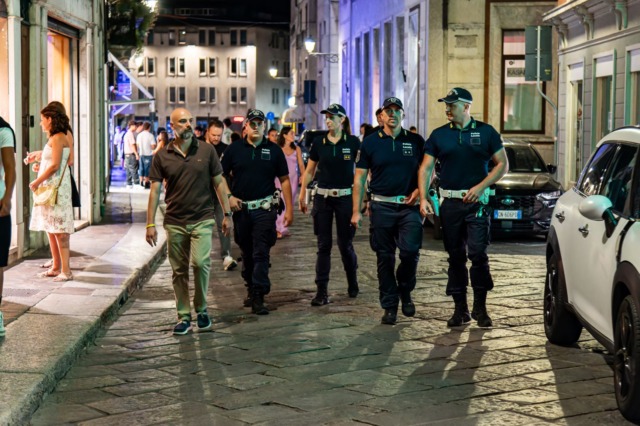 Sicurezza a Mantova, l’assessore Provenzano in prima linea nel pattugliamento notturno