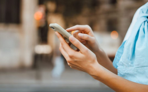 Palpeggia due ragazze e le deruba a Mantova, 21enne beccato grazie al GPS del telefono rubato