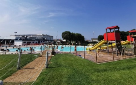Senza biglietto in piscina ad Asola minaccia l’addetto alla sicurezza: denunciato minorenne