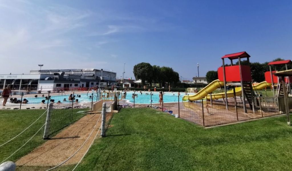 Senza biglietto in piscina ad Asola minaccia l’addetto alla sicurezza: denunciato minorenne